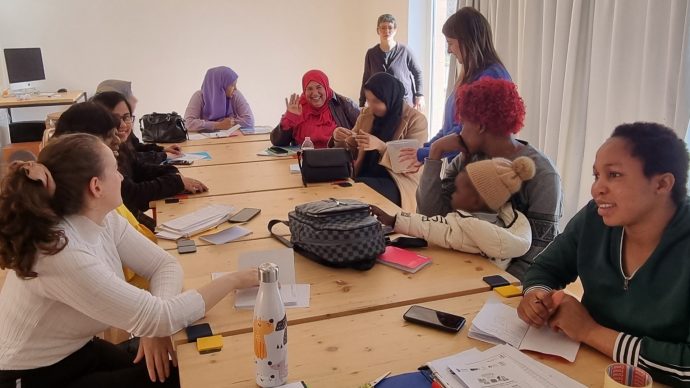 Immagine di donne durante un momento di formazione