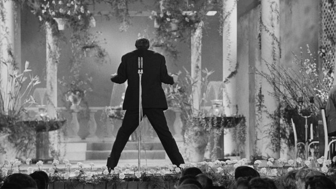 Adriano Celentano fa scandalo voltando le spalle al pubblico durante la sua esibizione all'XI Festival di Sanremo in cui canta "24000 baci", 1961. Fotografia di Franco Gremignani © Archivio Publifoto Intesa Sanpaolo