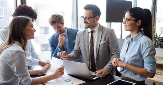 Immagine di persone al lavoro