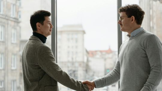 L'immagine mostra due persone che si stringono la mano, simbolo del processo di onboarding