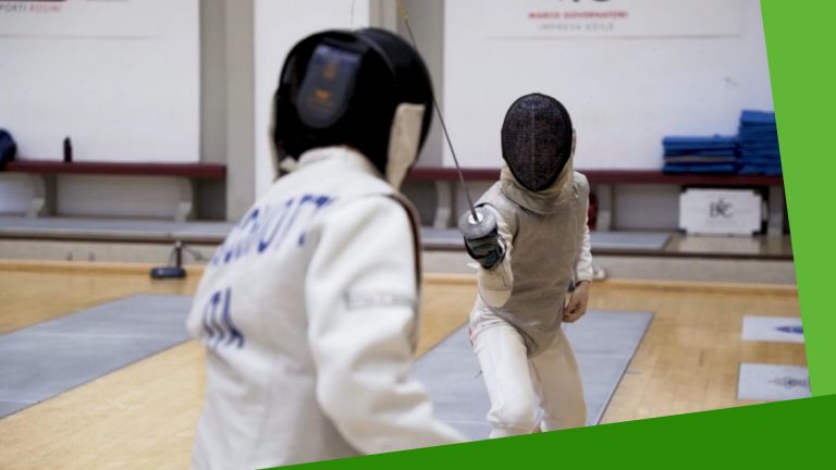 Immagine di due schermidori durante una partita di scherma Fotografia di un allenamento di scherma con pedane e schermidori