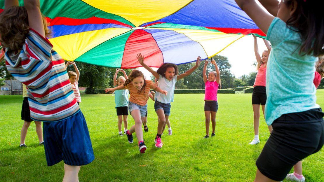 Bambini che si divertono giocando.