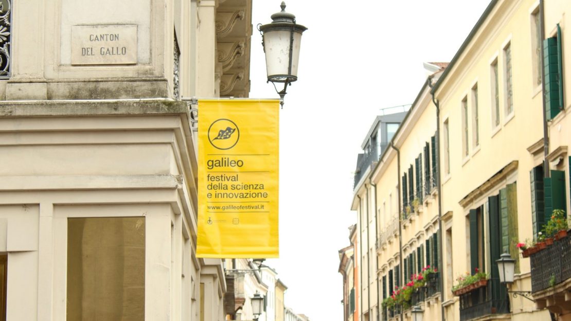 Immagine del centro città di Padova con un cartello dedicato al Galileo Festival