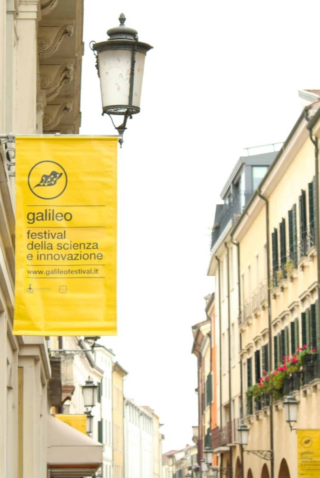 Immagine del centro città di Padova con un cartello dedicato al Galileo Festival