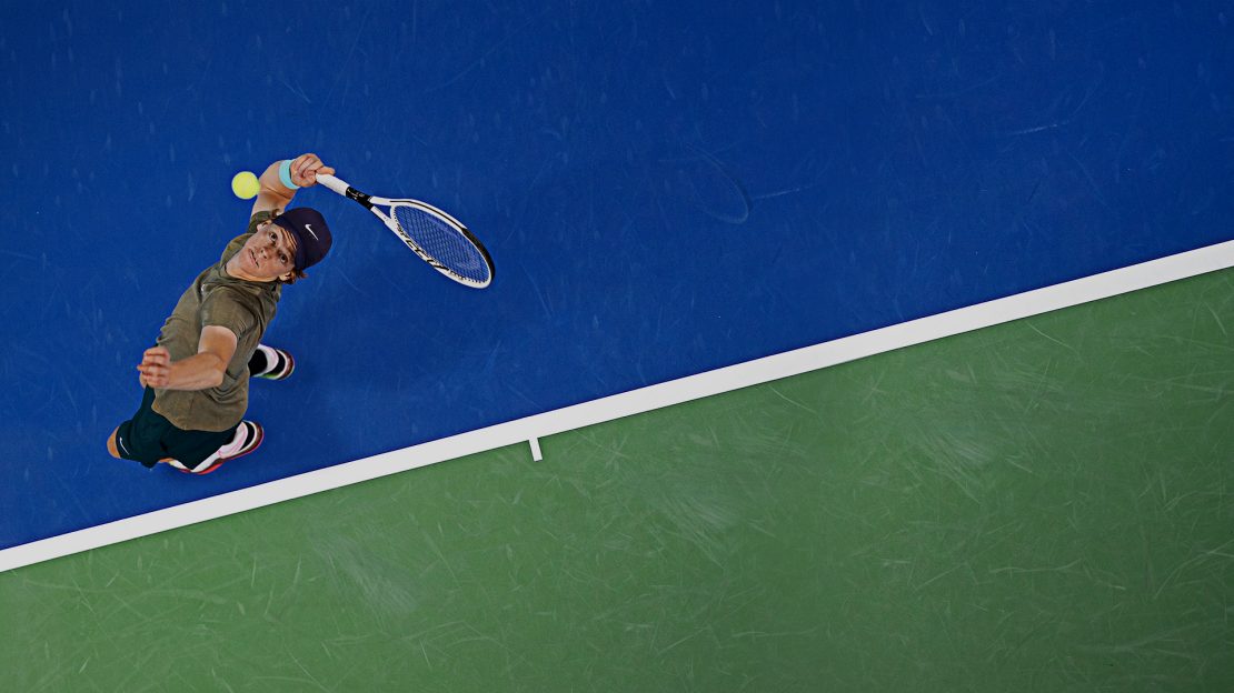 Immagine di Jannik Sinner sul campo da tennis