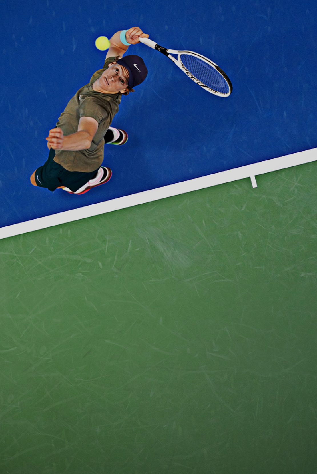 Immagine di Jannik Sinner sul campo da tennis