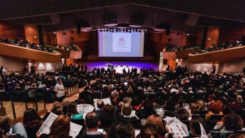 Immagine dell'interno di un auditorium durante un evento 