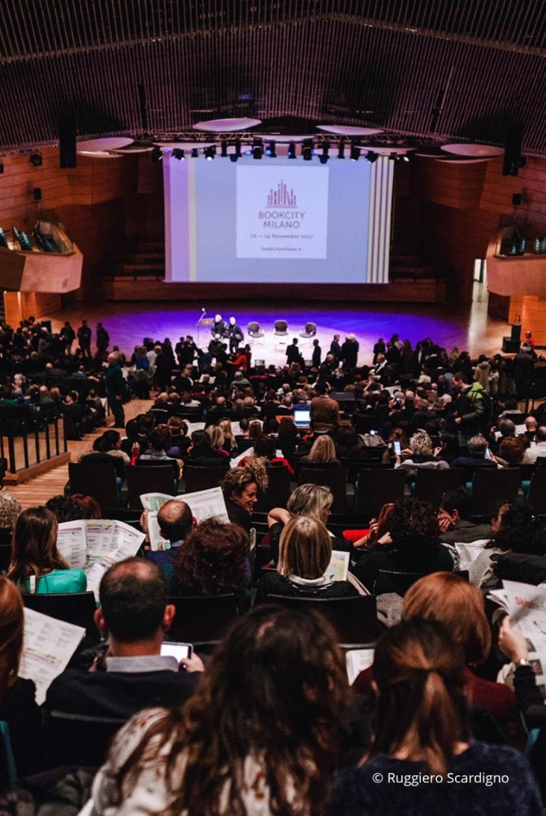 Immagine dell'interno di un auditorium durante un evento