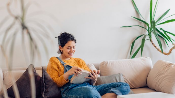 Una ragazza che legge un libro 