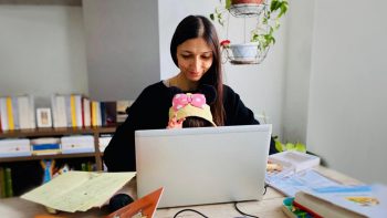 mamma che lavora al computer con figlia