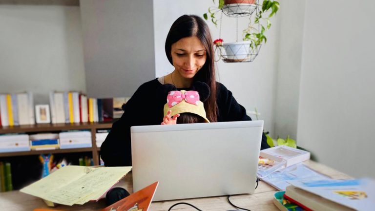 mamma che lavora al computer con figlia