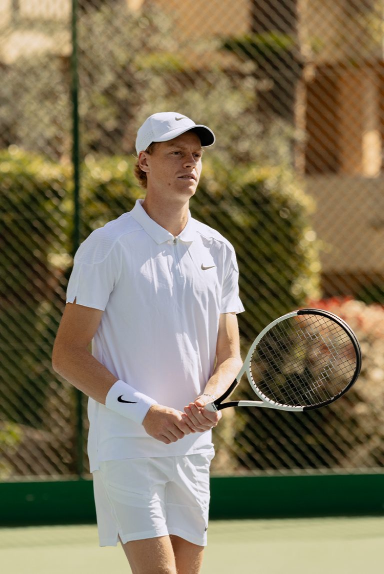 Jannik Sinner sul campo da tennis