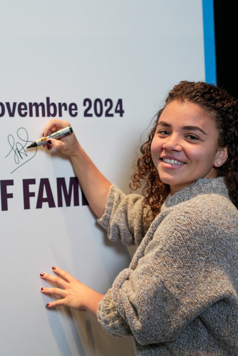 Immagine di Jasmine Paolini in campo Immagine di Jasmine Paolini mentre firma