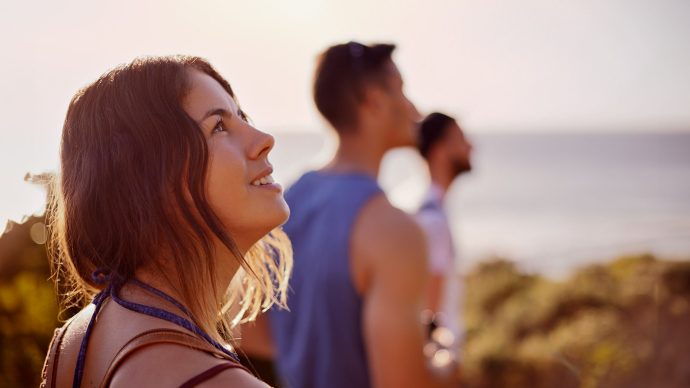 Immagine di una ragazza che guarda verso il cielo