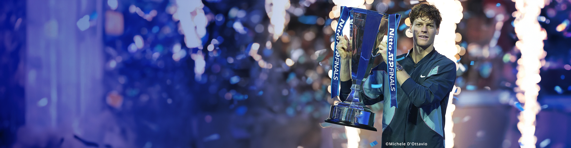 Primo piano di Jannik Sinner con la coppa alle Nitto ATP Finals 2024