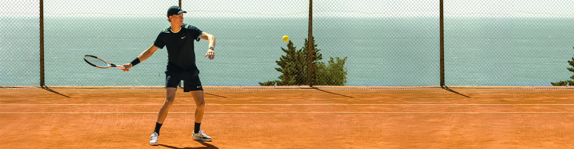 Jannik Sinner sul campo da tennis