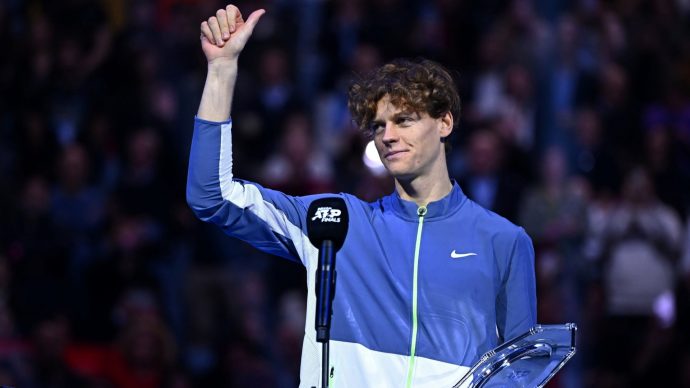 Immagine di Jannik Sinner sul campo da tennis
