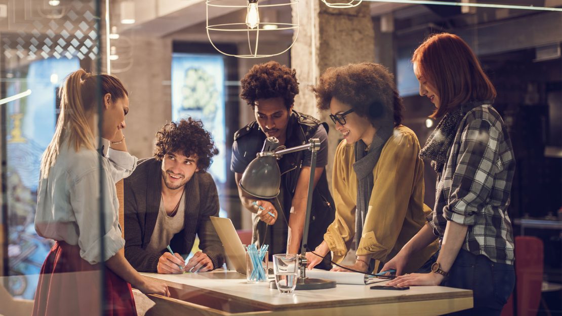 Un gruppo di ragazzi che progettano in studio