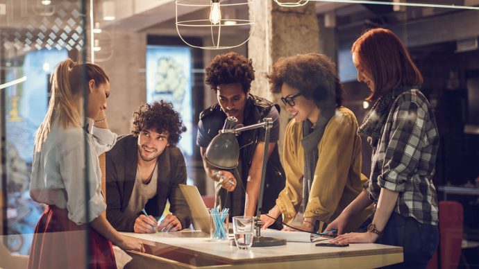 Un gruppo di ragazzi che progettano in studio