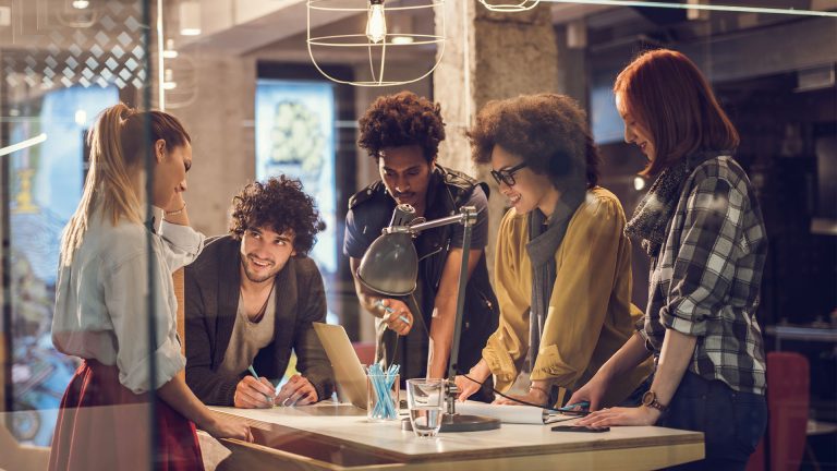 Un gruppo di ragazzi che progettano in studio