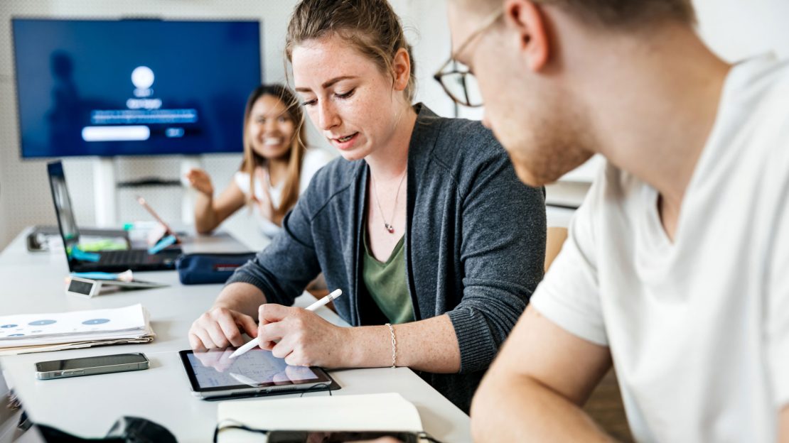 Immagine di ragazzi che lavorano con strumenti digitali