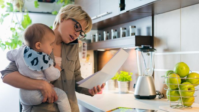 Mamma che tiene in bracio il suo bambino