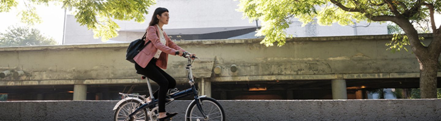 Immagine di una ragazza che va in bicicletta 