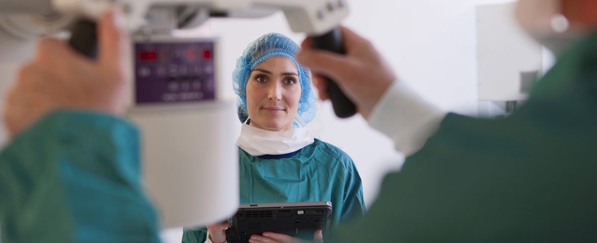 Immagine di medici che usano strumentazioni per diagnosi
