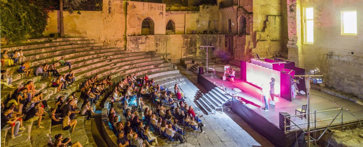 Immagine di uno spettacolo all'aperto in un teatro romano
