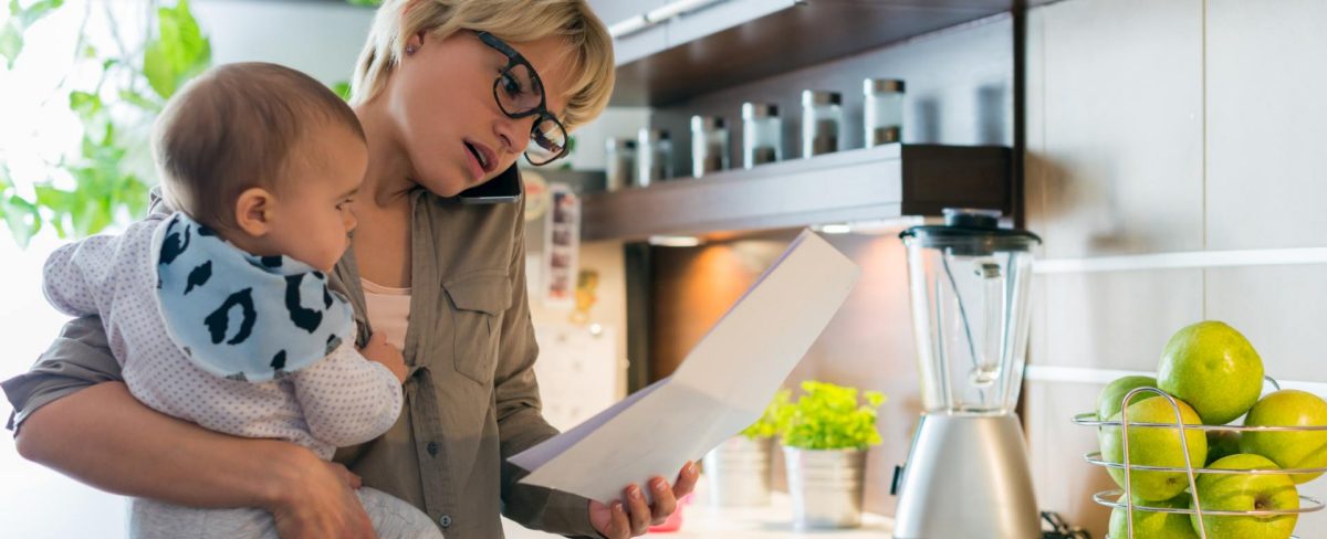 Mamma impegnata a lavorare e curare i proprio figlio