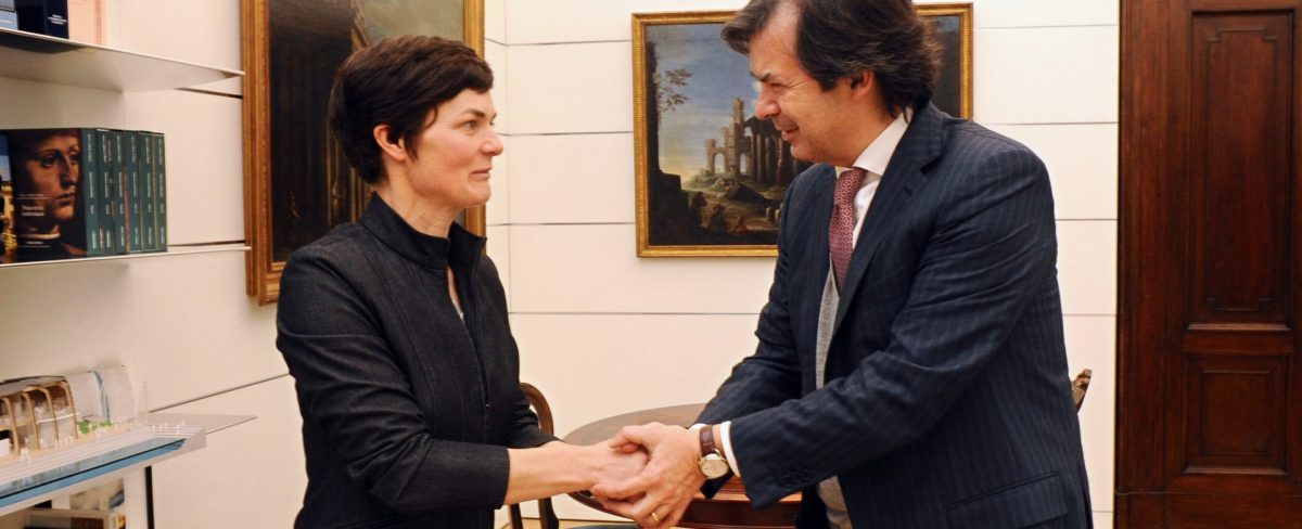 handshake between Carlo Messina (ceo of intesa Sanpaolo) and Ellen MacArthur (founder of EMF)