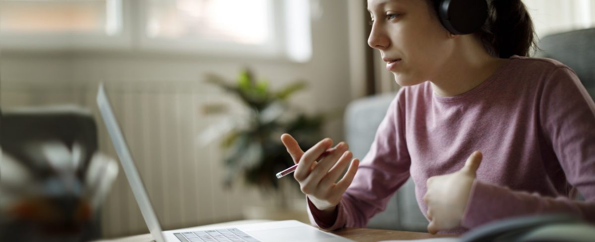 immagine di una ragazza che studia a distanza