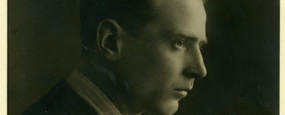 L’immagine che accompagna la News sulla serie podcast “L’ebreo onorario” raffigura Raffaele Mattioli, ritratto da giovane di profilo in una vecchia foto in bianco e nero proveniente dall’Archivio storico Intesa Sanpaolo.