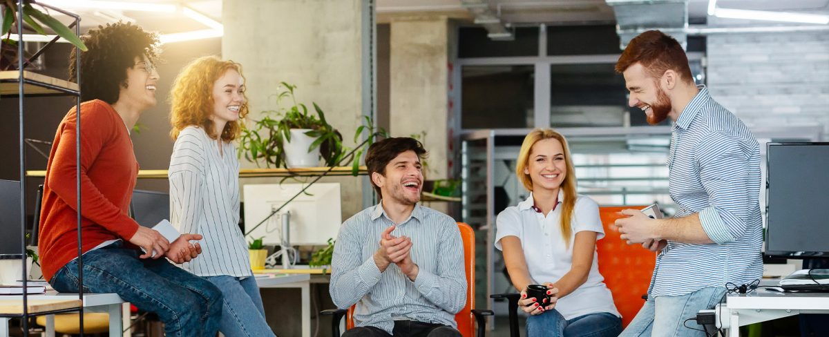 L’immagine che accompagna la News sugli S-Loan, finanziamenti ESG- Linked dedicati agli investimenti in sostenibilità delle Piccole e Medie Imprese, ritrae un gruppo di giovani uomini e donne dai tratti somatici differenti, che ridono riuniti informalmente appoggiandosi a sedie e scrivanie di un ambiente di lavoro moderno e altrettanto informale