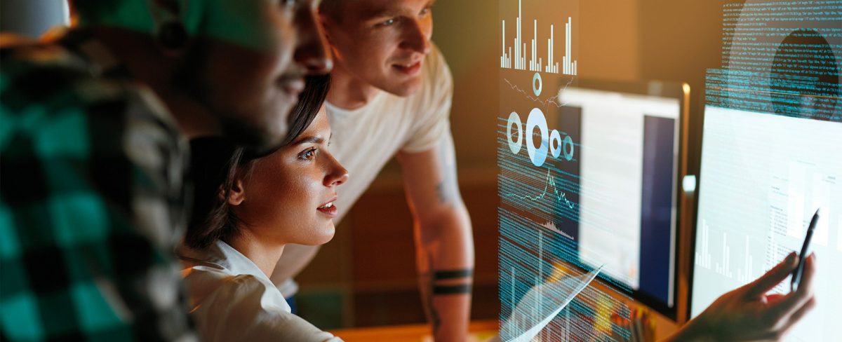 L’immagine che accompagna la News sull’investimento di Neva nella Cybersecurity di ultima generazione in Israele ritrae il viso di tre giovani concentrati ad analizzare insieme dati e istografici di fronte a un terminale