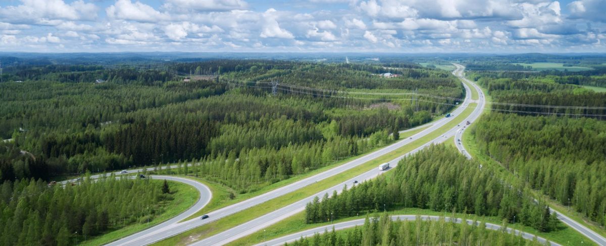 L’immagine che accompagna la News sugli obiettivi Net Zero fissati dalle società di wealth management del Gruppo, ritrae la veduta aerea di un’ampia distesa coperta da vegetazione verdeggiante, attraversata da alcune strade