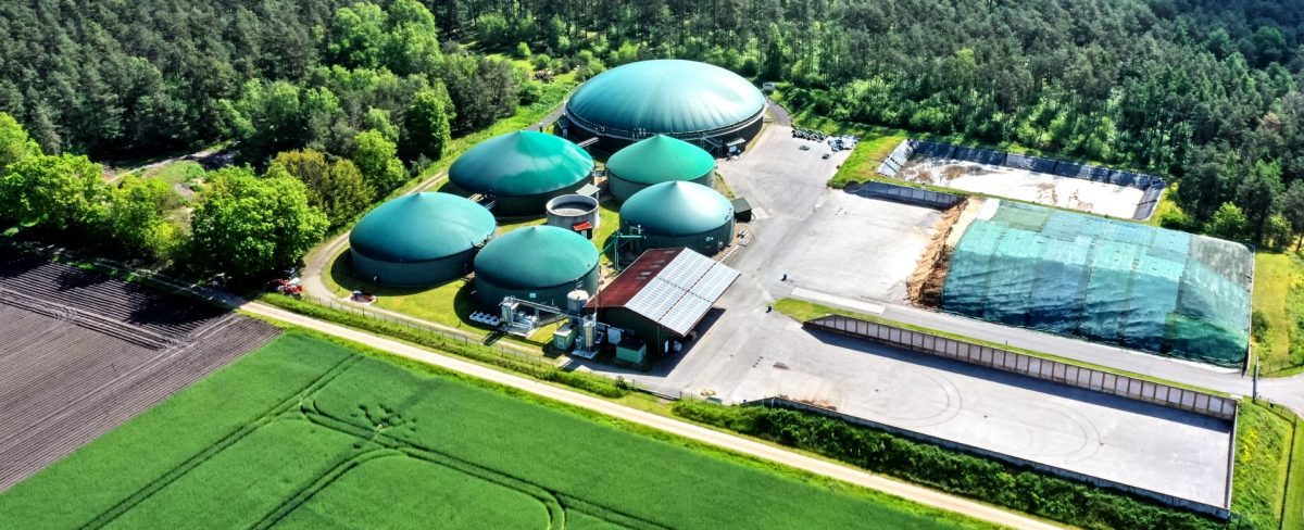 L’immagine che accompagna la News sul 4° MED & Italian Energy Report con focus sui combustibili alternativi ritrae la veduta aerea di un impianto biogas per la produzione di energia elettrica da rifiuti organici e residui agricoli