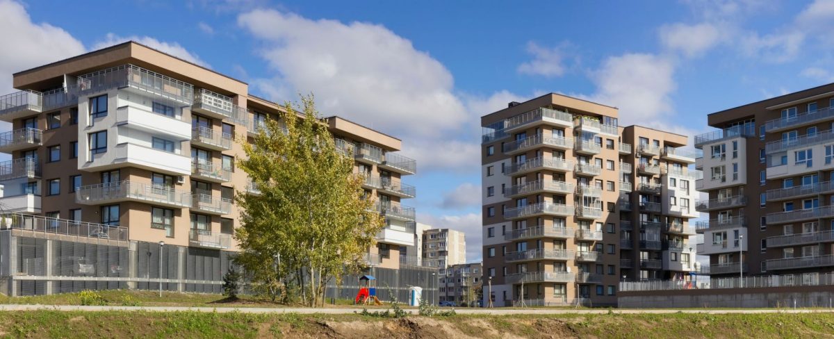 L’immagine che accompagna la News sul finanziamento per la realizzazione di quattro iniziative immobiliari di social housing promosse in Umbria dal Fondo “A.S.C.I. – Abitare Sostenibile Centro Italia” gestito da Prelios, ritrae alcune palazzine nuove che ospitano diverse unità abitative