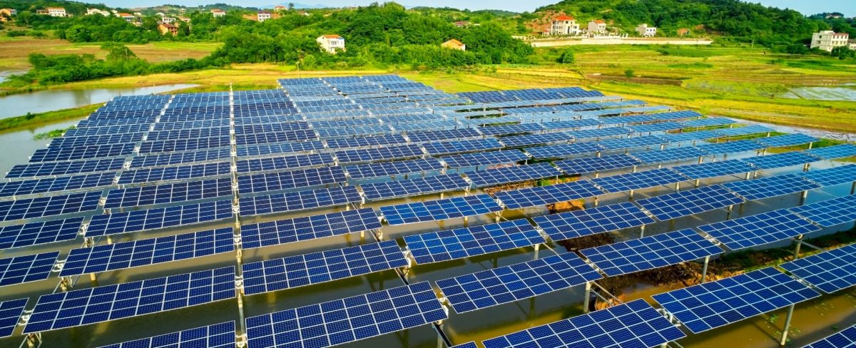 The image that accompanies the News on the agreement with GSE to encourage the integration of ESG issues and sustainable development in the financial sphere and in the national entrepreneurial fabric portrays an area of photovoltaic solar panels built on the surface of the water