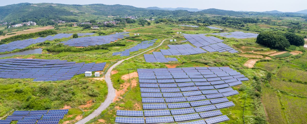 L’immagine che accompagna la news sul nuovo programma “Motore Italia Transizione Energetica”, che supporta con €76 miliardi gli investimenti delle imprese in energia da fonti rinnovabili e incentiva la creazione di Comunità Energetiche Rinnovabili, ritrae una veduta di alcuni campi verdi non coltivati che ospitano diversi pannelli solari