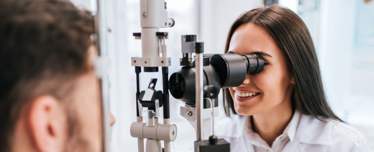 The image that accompanies the News on the agreement with EssilorLuxottica in support of the students of the Institute for Research and Studies in Optics and Optometry (IRSOO) of Vinci, making them available "per Merito", portrays a young optometrist at work