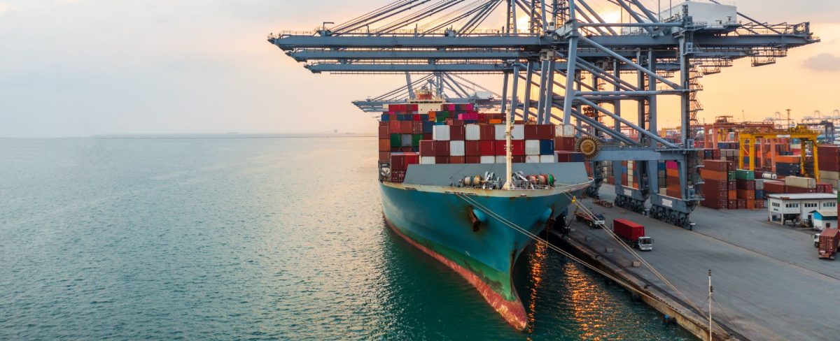 L’immagine che accompagna la News sulla presentazione della decima edizione del Rapporto Italian Maritime Economy di SRM, ritrae una nave container attraccata a una banchina del porto in cui si effettua lo scarico merci