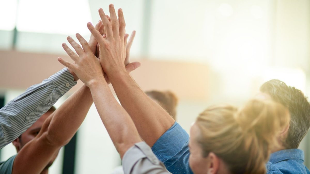 L’immagine che accompagna la News sull’impegno a fianco di Caritas Italiana nell’ambito del programma “Aiutare chi aiuta”, una collaborazione a contrasto della povertà, con interventi capillari su tutto il territorio italiano, ritrae le mani sollevate e unite in un unico punto di più persone, uomini e donne, con la luce del sole che filtra alle loro spalle