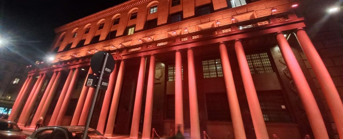 The image accompanying the news on the International Day for the Elimination of Violence against Women portrays the bank's headquarters in via Verdi in Milan lit up in orange
