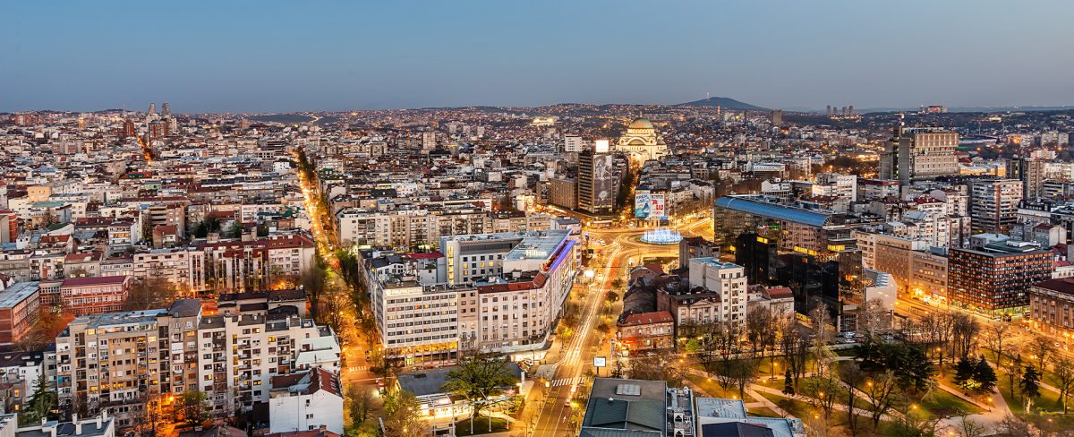 The image accompanying the News on the strengthening of the program to support the internationalization of Italian SMEs which extends to Albania, Croatia, Serbia and Slovenia, portrays the panorama of the center of Belgrade - Serbia - at night, with Slavija square and the temple of Saint Sava