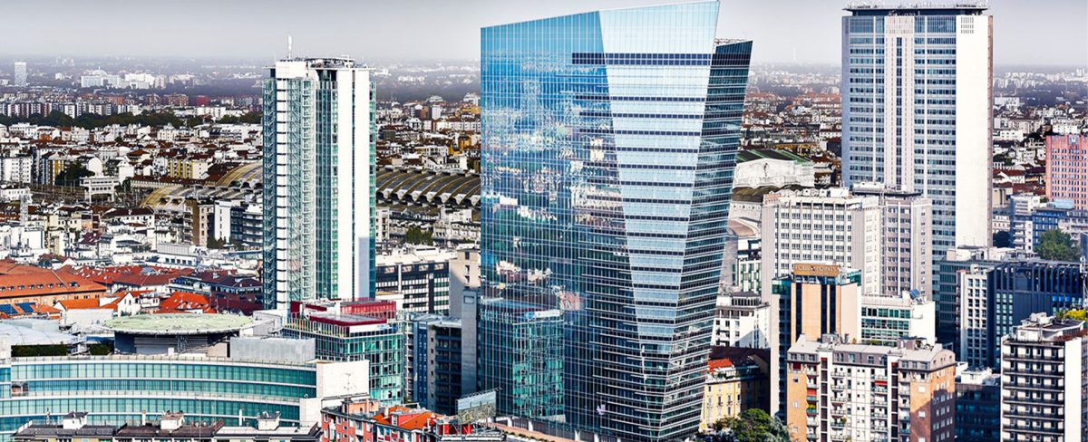 L’immagine che accompagna la News sui nuovi incarichi nelle Divisioni Private, Asset Management e Insurance, ritrae il grattacielo di Gioia 22, detto la scheggia di vetro