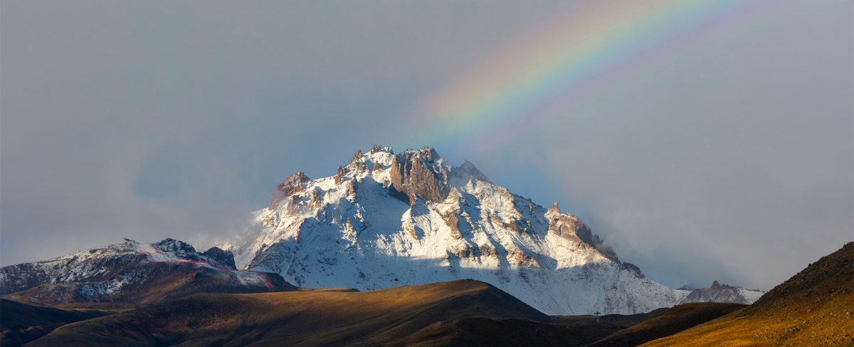 The image accompanying the News on the signing of the Global Investor Statement to Governments on the Climate Crisis by Intesa Sanpaolo's asset management companies - Eurizon Capital SGR, Fideuram Asset Management SGR and Fideuram Asset Management (Ireland), portrays a spectacular view of Erciyes, the second largest mountain in Turkey, with a rainbow