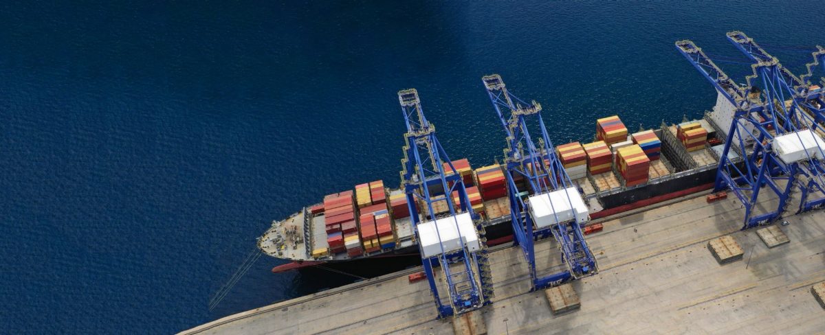 The image accompanying the News on the Report on the Economy of the Sea, edited by SRM – Studies and Research for the South, with a specific focus on Sardinia, portrays from above a dock for loading and unloading containers
