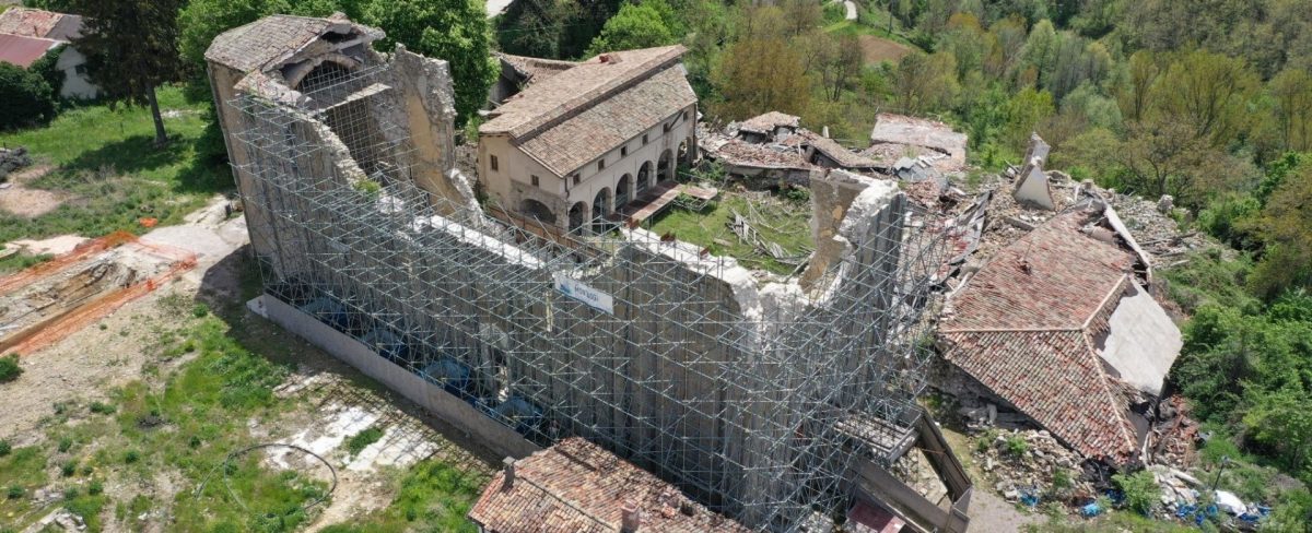 L’immagine che accompagna la news sull’erogazione liberale di oltre €6,6 milioni con cui Intesa Sanpaolo sostiene la ricostruzione e il restauro della Chiesa di San Francesco ad Amatrice, distrutta dal sisma che ha colpito l’area nel 2016, ritrae una veduta aerea dell’edificio distrutto