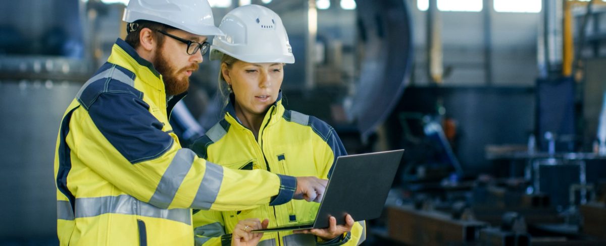The image accompanying the News on the 107th Industrial Sector Analysis Report portrays two technicians in a large workshop controlling the functioning of some machinery from a PC